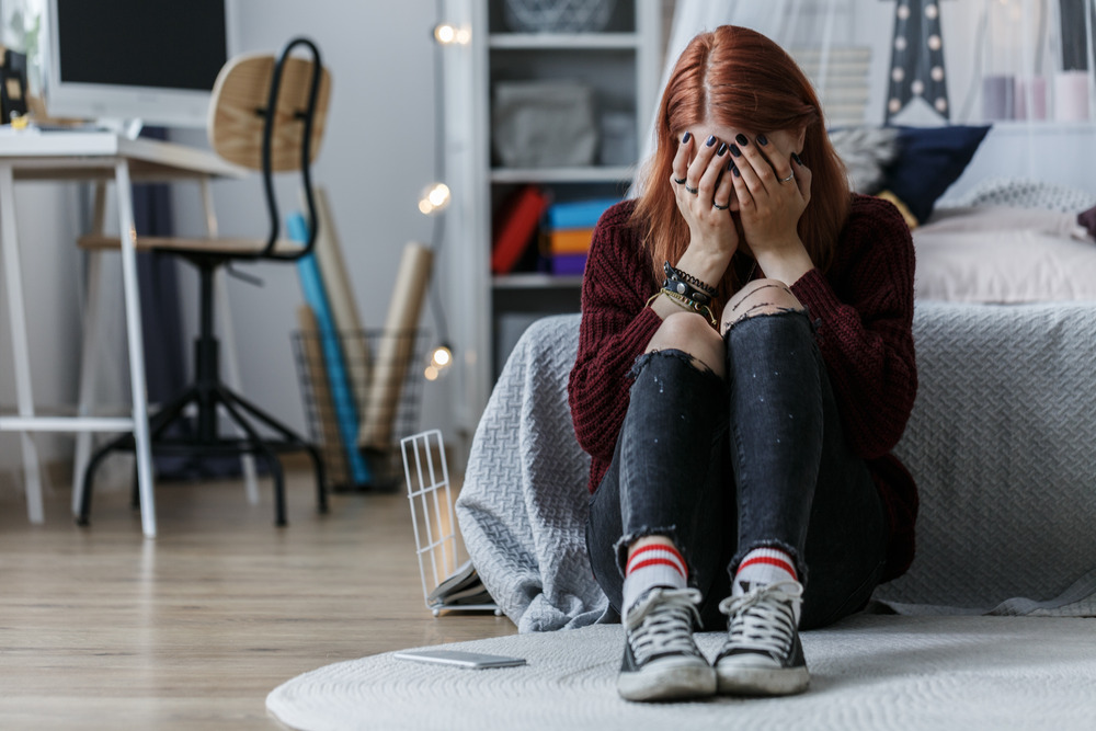 young girl experiencing the impact of growing up with an alcoholic parent, therapy for alcohol addicted parent